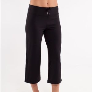 Lululemon black cropped capris